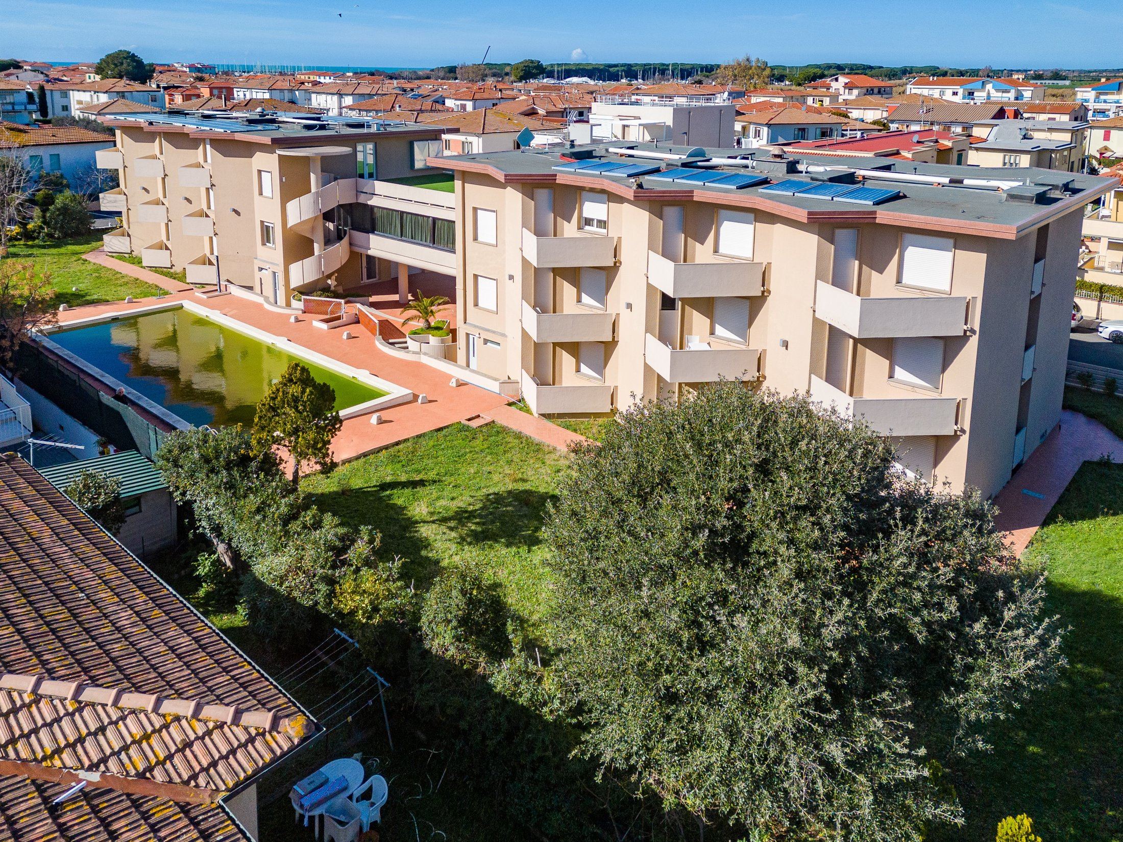 Residence a Marina di Cecina, veduta aerea con piscina