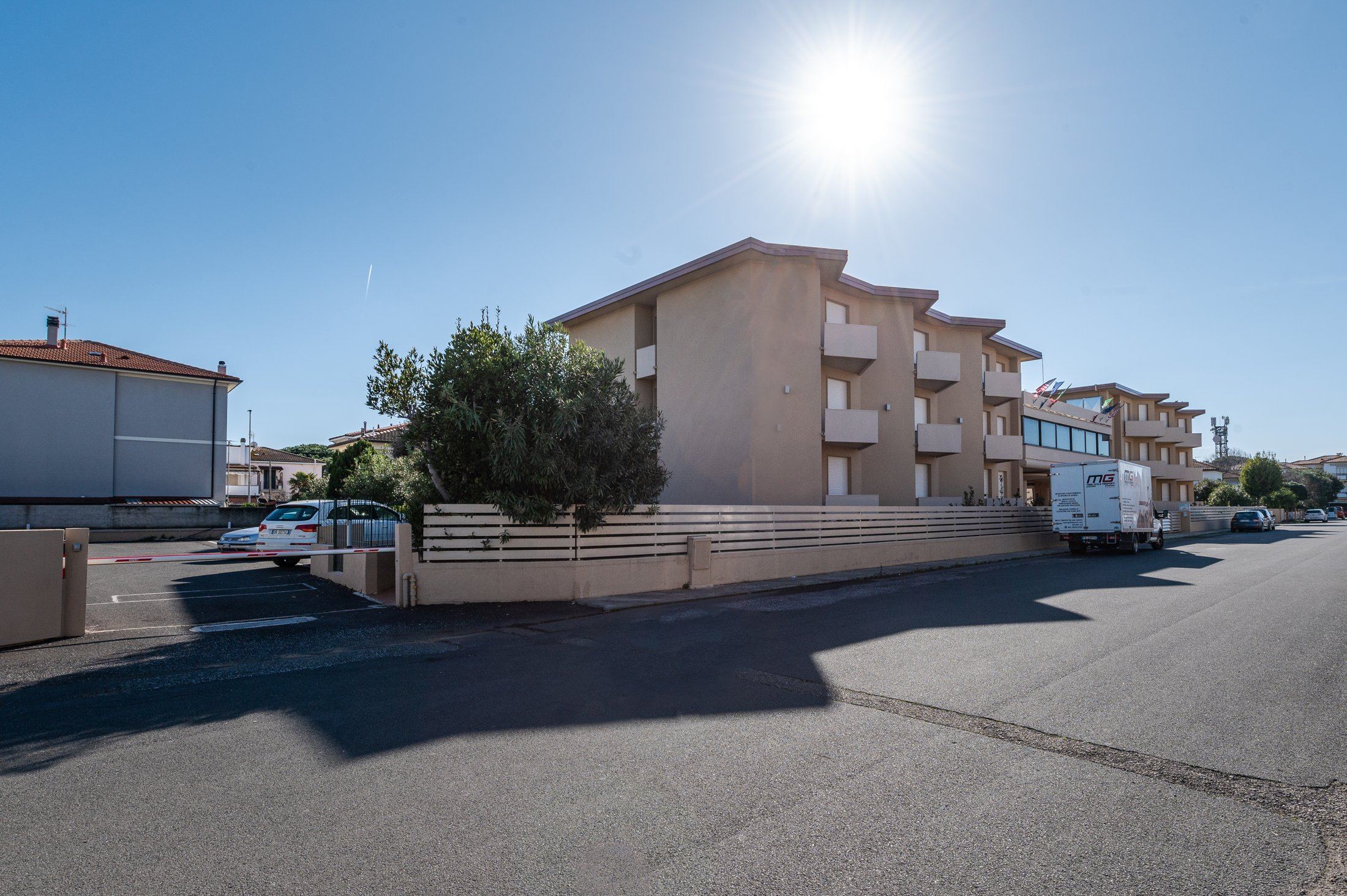 Facciata del residence su Via Arezzo