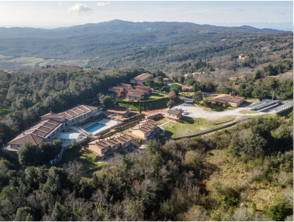 Veduta aerea del relais nella campagna maremmana