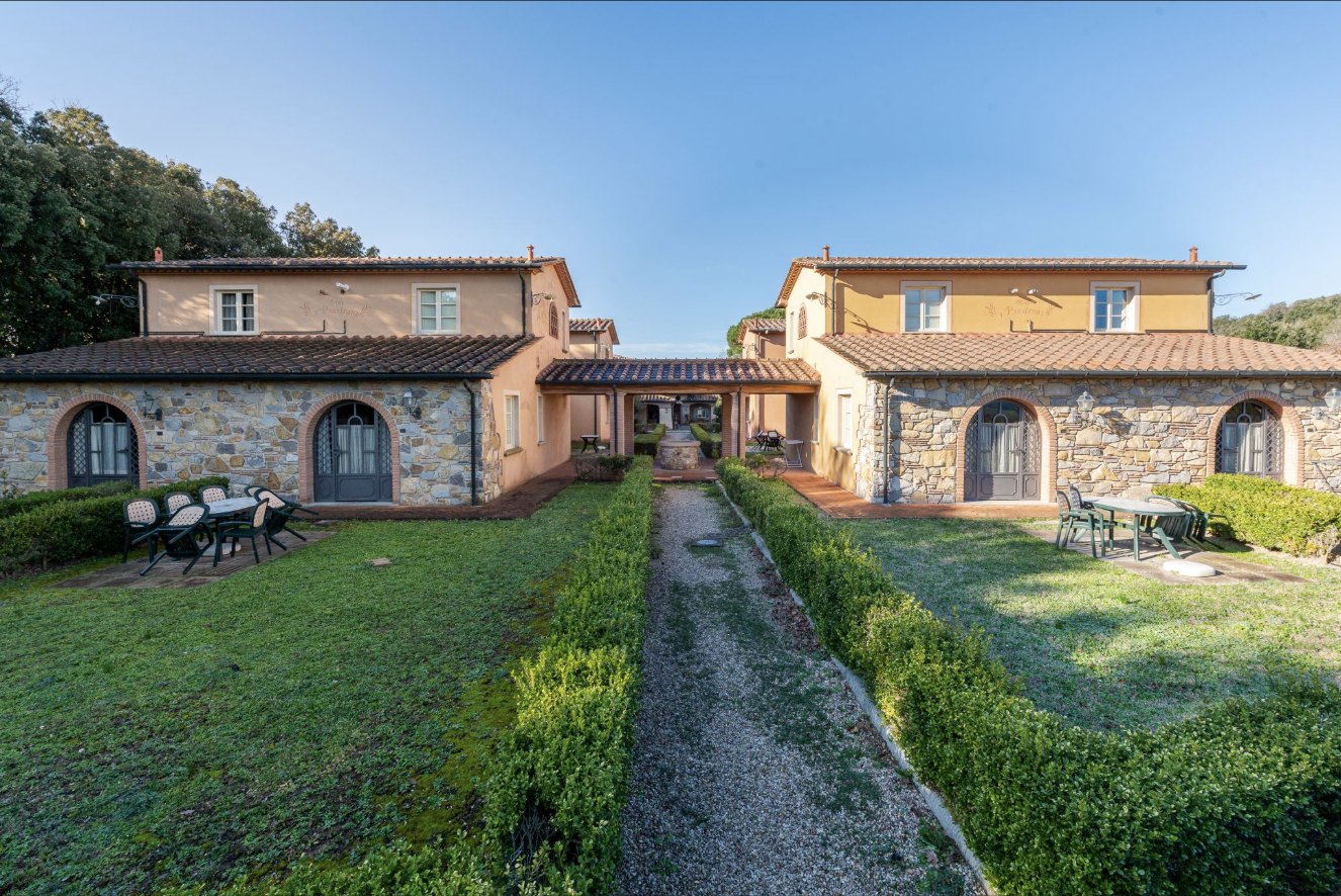 Corte interna con residenze in pietra