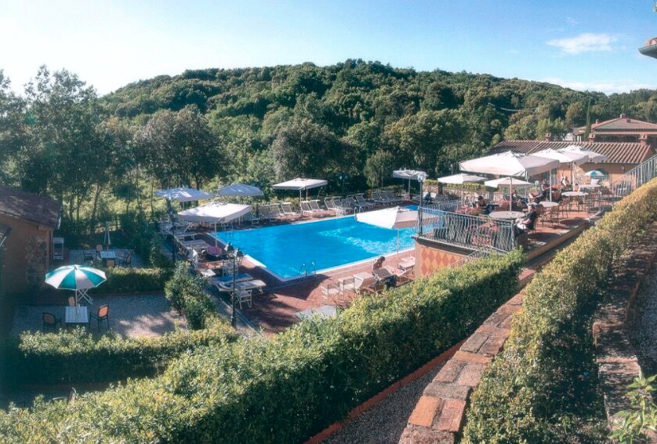 Piscina panoramica con terrazza bar
