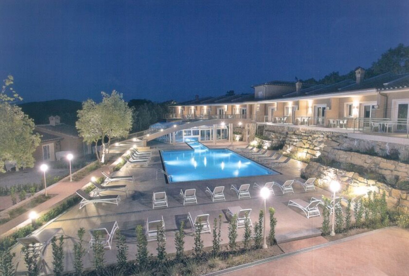 Piscina esterna illuminata di sera