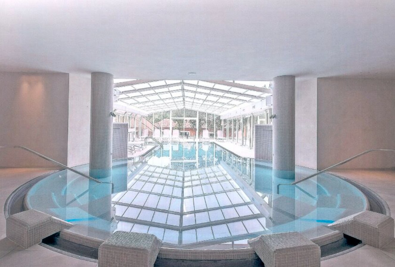 Piscina coperta con copertura vetrata