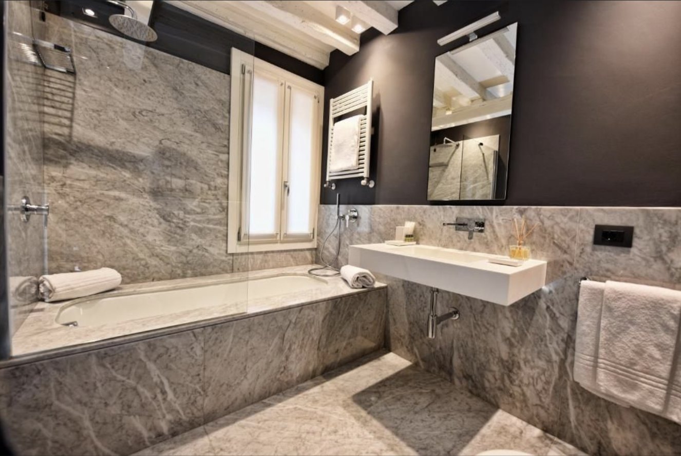 Bagno in marmo con vasca