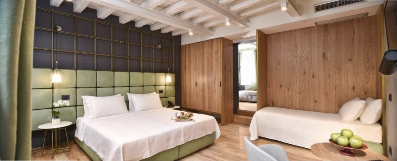 Camera tripla con boiserie in legno