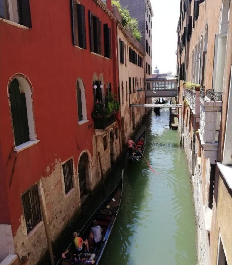 Canale veneziano con gondole accanto all'hotel
