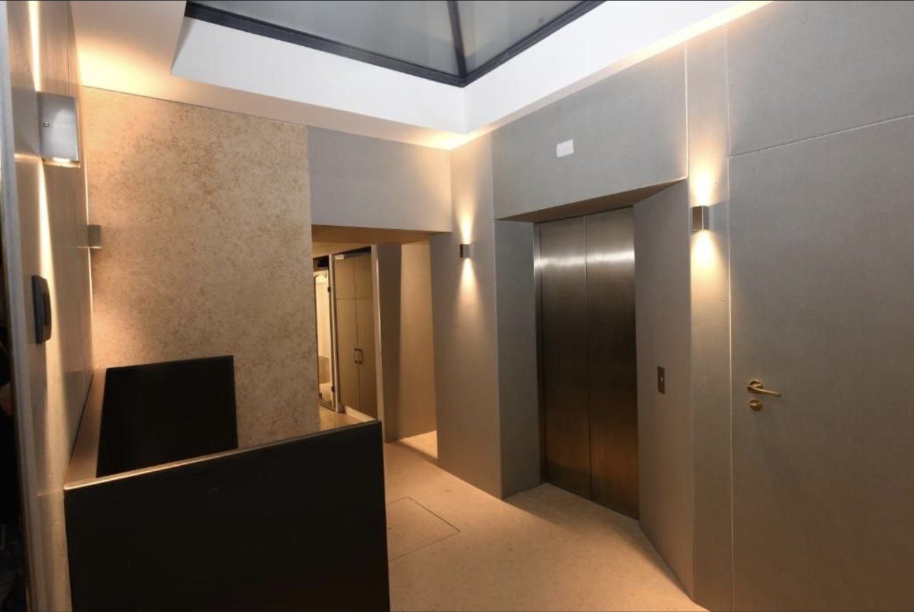 Lobby con lucernario e ascensore